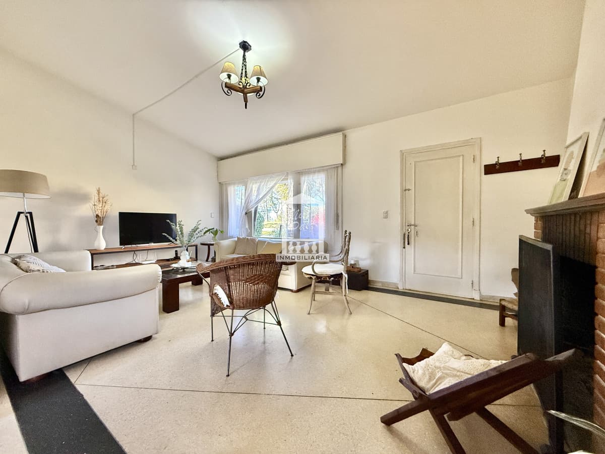 OPORTUNIDAD CASA EN PLAYA MANSA EN 4 DORMITORIOS ZONA CON POTENCIAL COMERCIAL