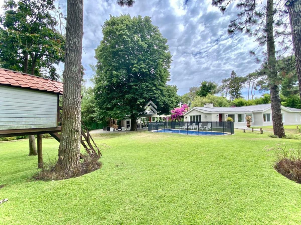 Casa ID.2863 - Casa en alquiler temporario Playa Mansa 4 dormitorios