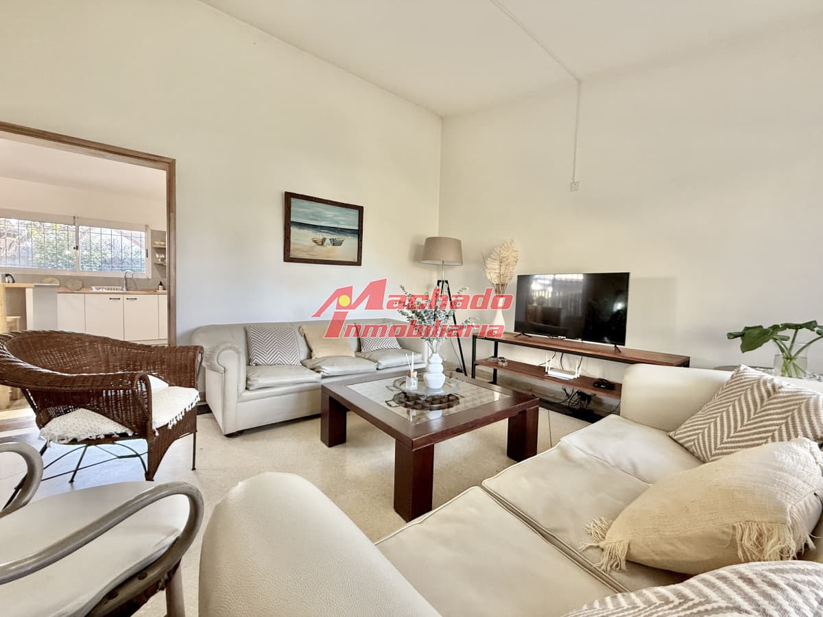 OPORTUNIDAD CASA EN PLAYA MANSA EN 4 DORMITORIOS ZONA CON POTENCIAL COMERCIAL
