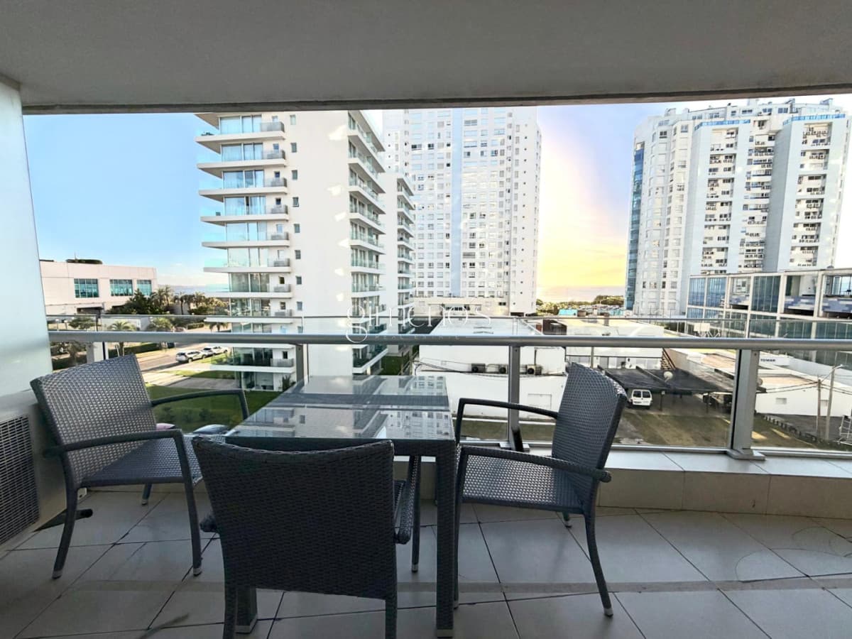 Apartamento en Venta 2 Dormitorios mas servicio - Playa Mansa - Punta del Este