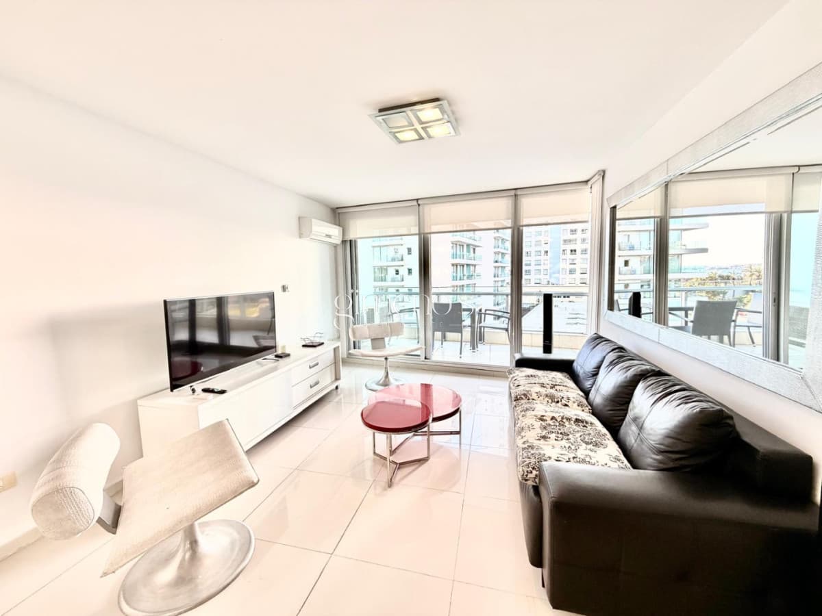 Apartamento en Venta 2 Dormitorios mas servicio - Playa Mansa - Punta del Este