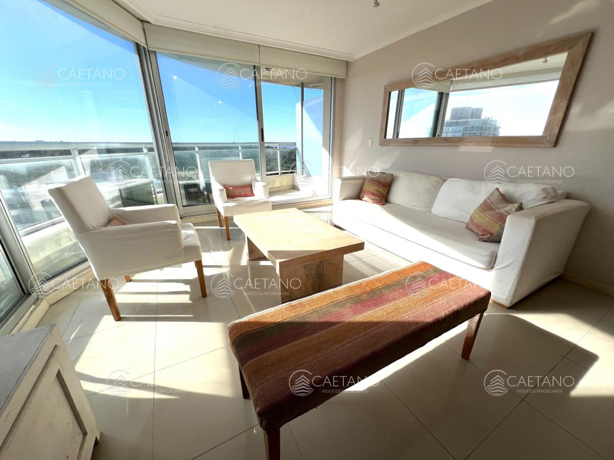 apartamento en venta de 3 dormitorios 3 baños, zona shopping, punta del este
