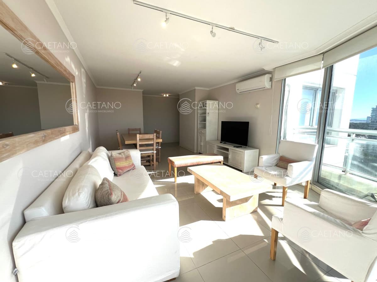 apartamento en venta de 3 dormitorios 3 baños, zona shopping, punta del este