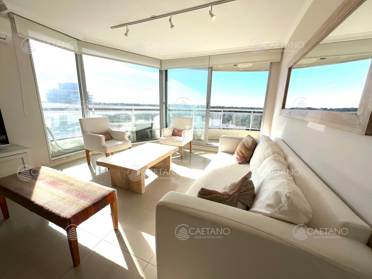 apartamento en venta de 3 dormitorios 3 baños, zona shopping, punta del este