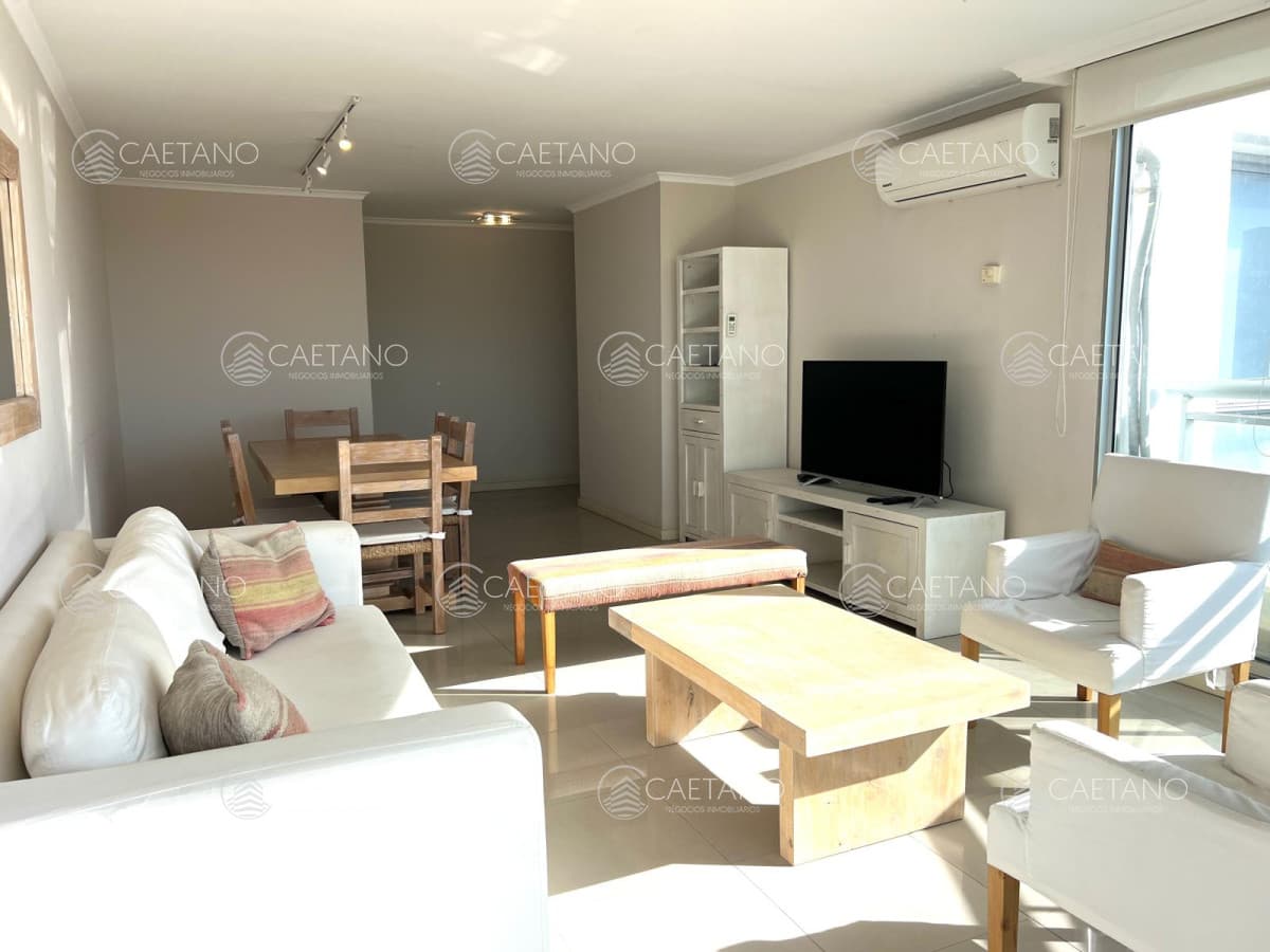 apartamento en venta de 3 dormitorios 3 baños, zona shopping, punta del este