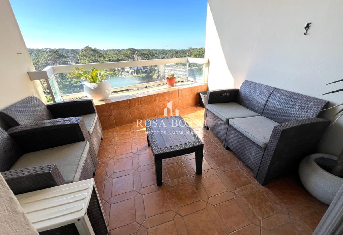 apartamento en venta zona shopping punta, 2 dormitorios y dependencia
