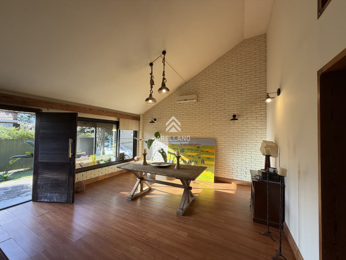 Casa ID.6482 - Venta casa 4 dormitorios Playa Mansa -  Punta del Este