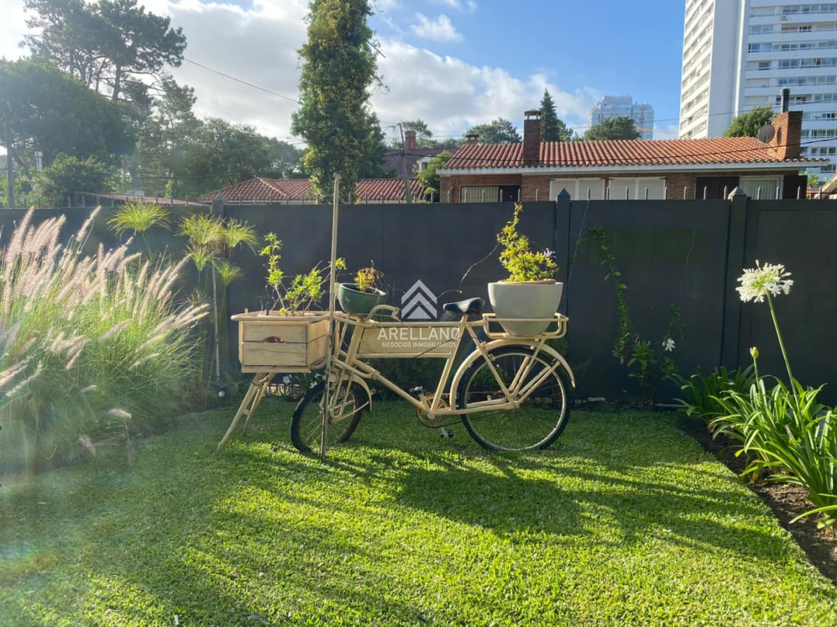 Casa ID.6482 - Venta casa 4 dormitorios Playa Mansa -  Punta del Este