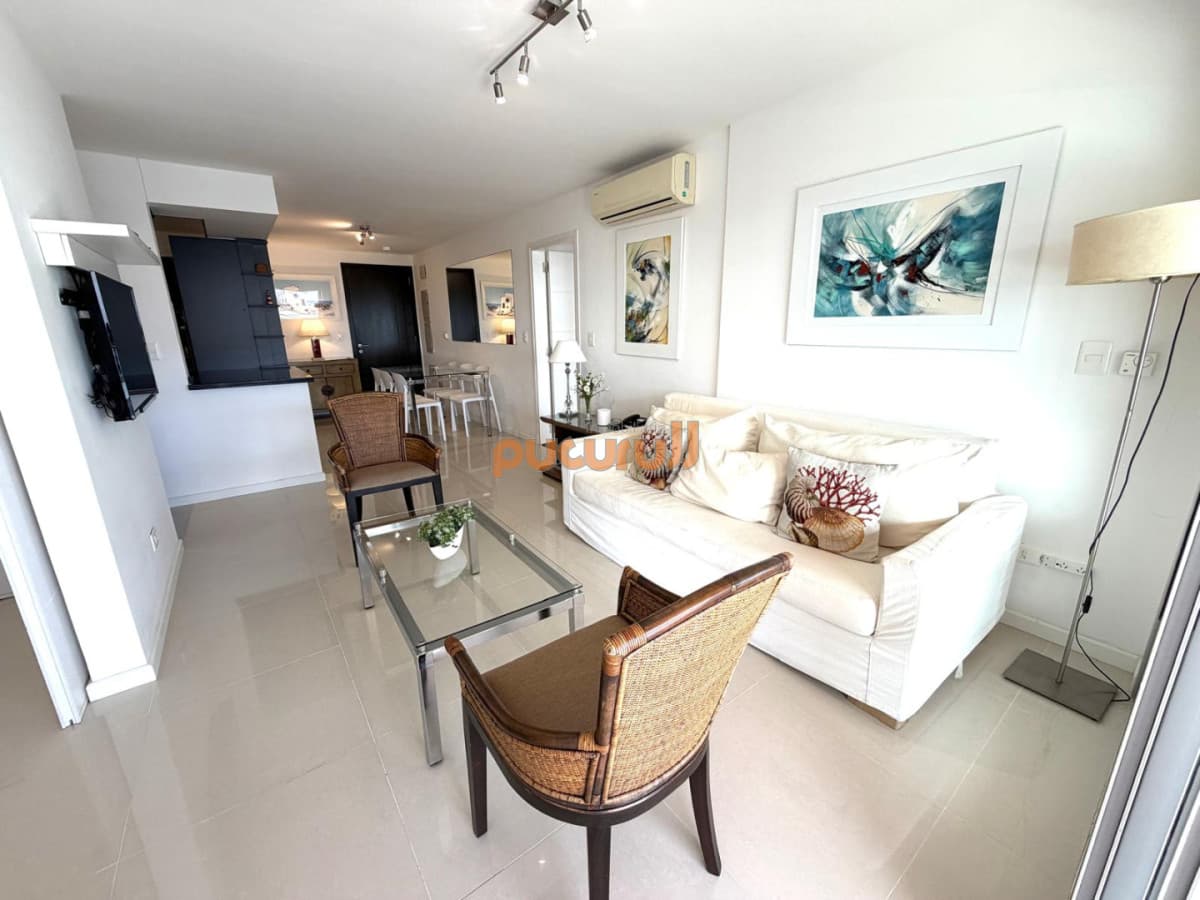 espectacular apartamento en venta en playa brava, 2 dormitorios y medio.