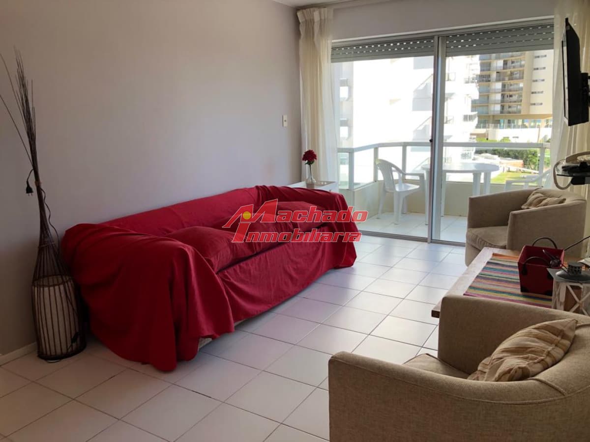 Apartamento de un dormitorio y medio en venta en Punta del Este
