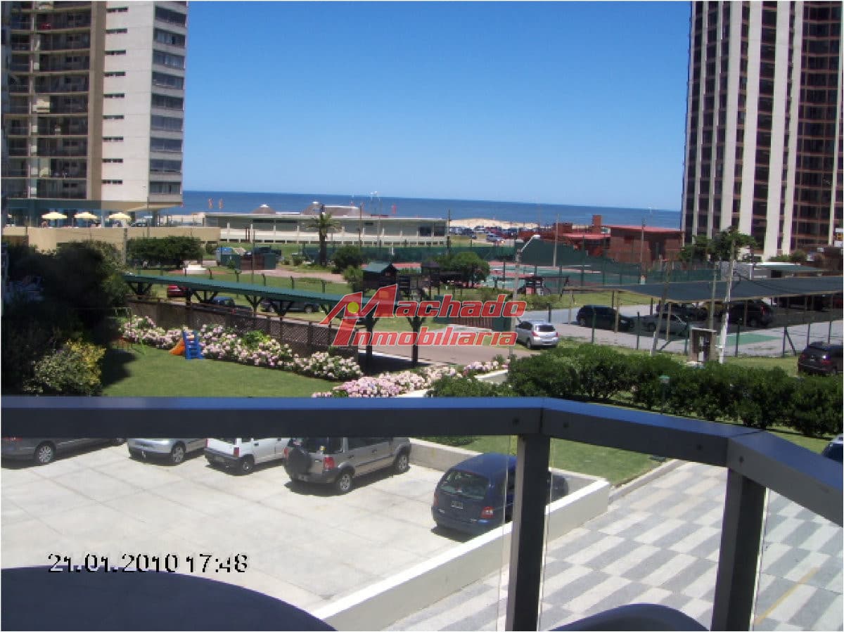 Apartamento de un dormitorio y medio en venta en Punta del Este