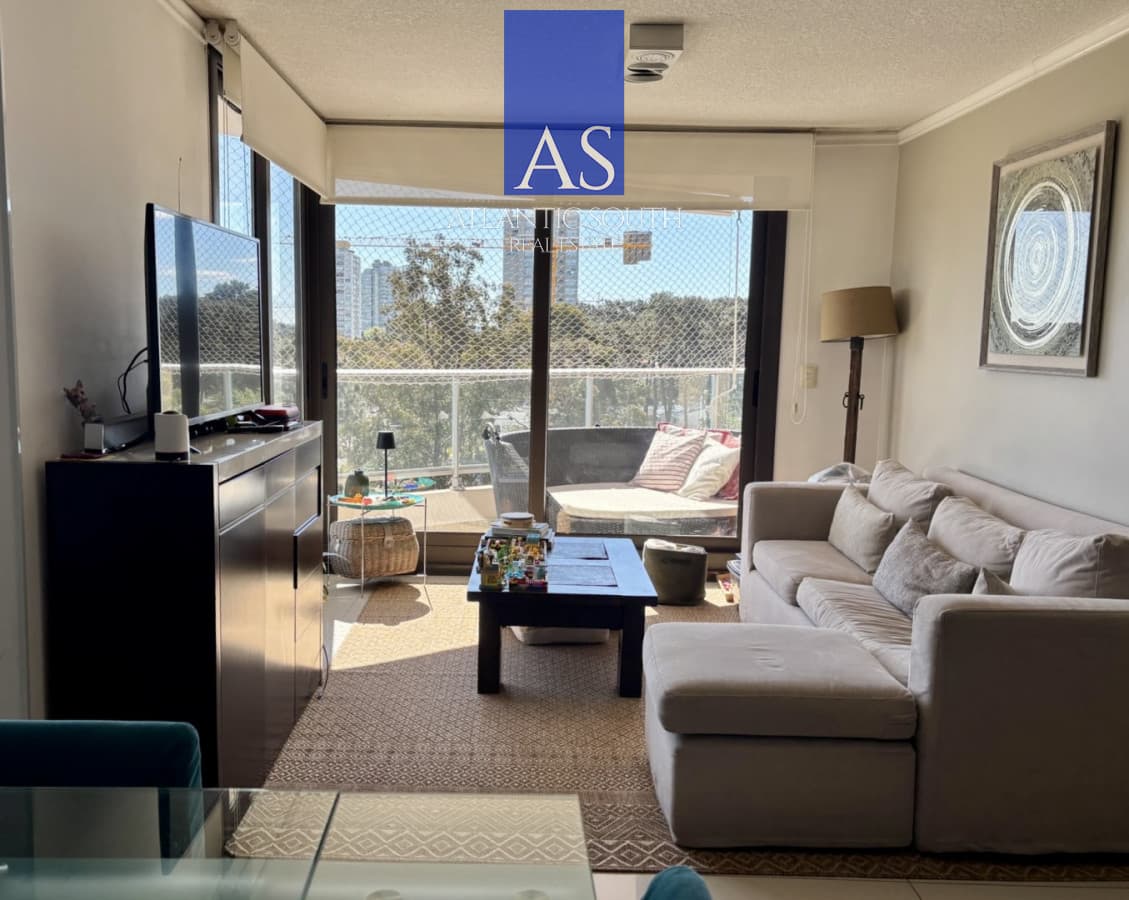Apartamento de 3 dormitorios con balcón y garaje en la zona del Club Cantegril, Punta del Este