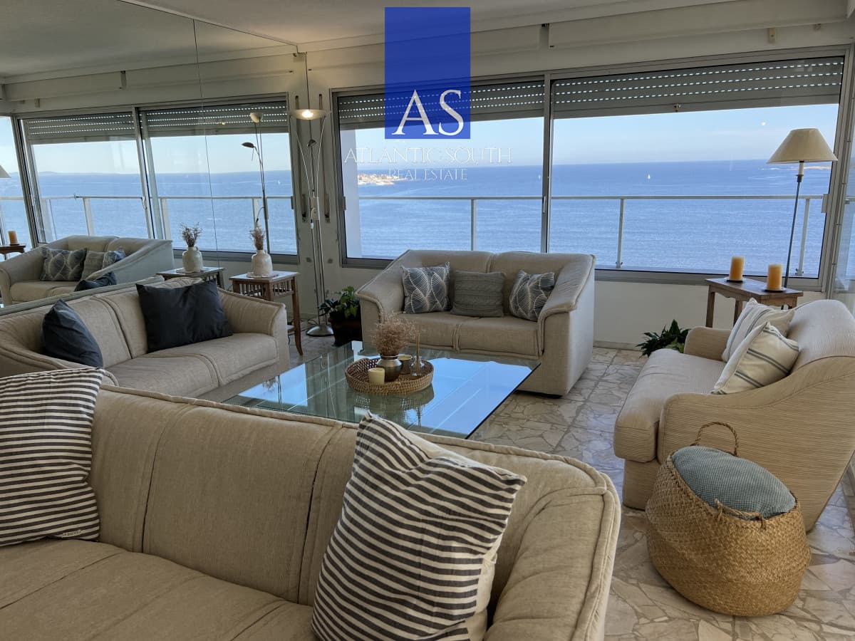 Apartamento 3 dormitorios+ dependencia piso alto frente al mar planta de categoría buen metraje garage Playa Mansa Punta del Este