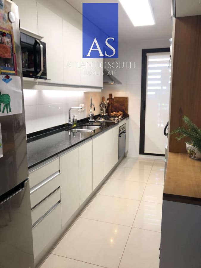 Apartamento de 3 dormitorios con balcón y garaje en la zona del Club Cantegril, Punta del Este