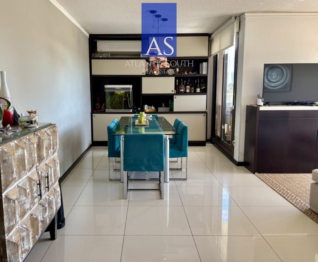Apartamento de 3 dormitorios con balcón y garaje en la zona del Club Cantegril, Punta del Este