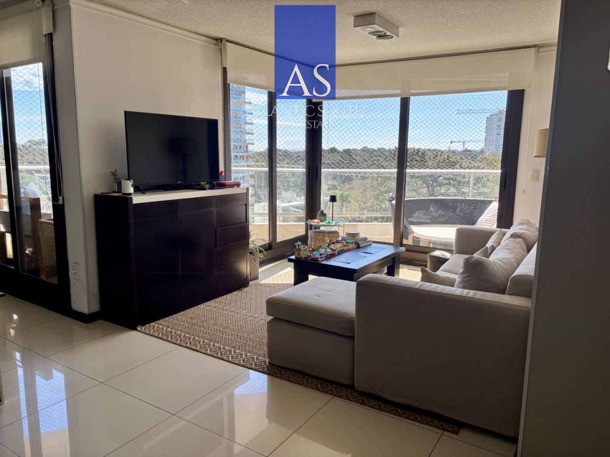 Apartamento de 3 dormitorios con balcón y garaje en la zona del Club Cantegril, Punta del Este
