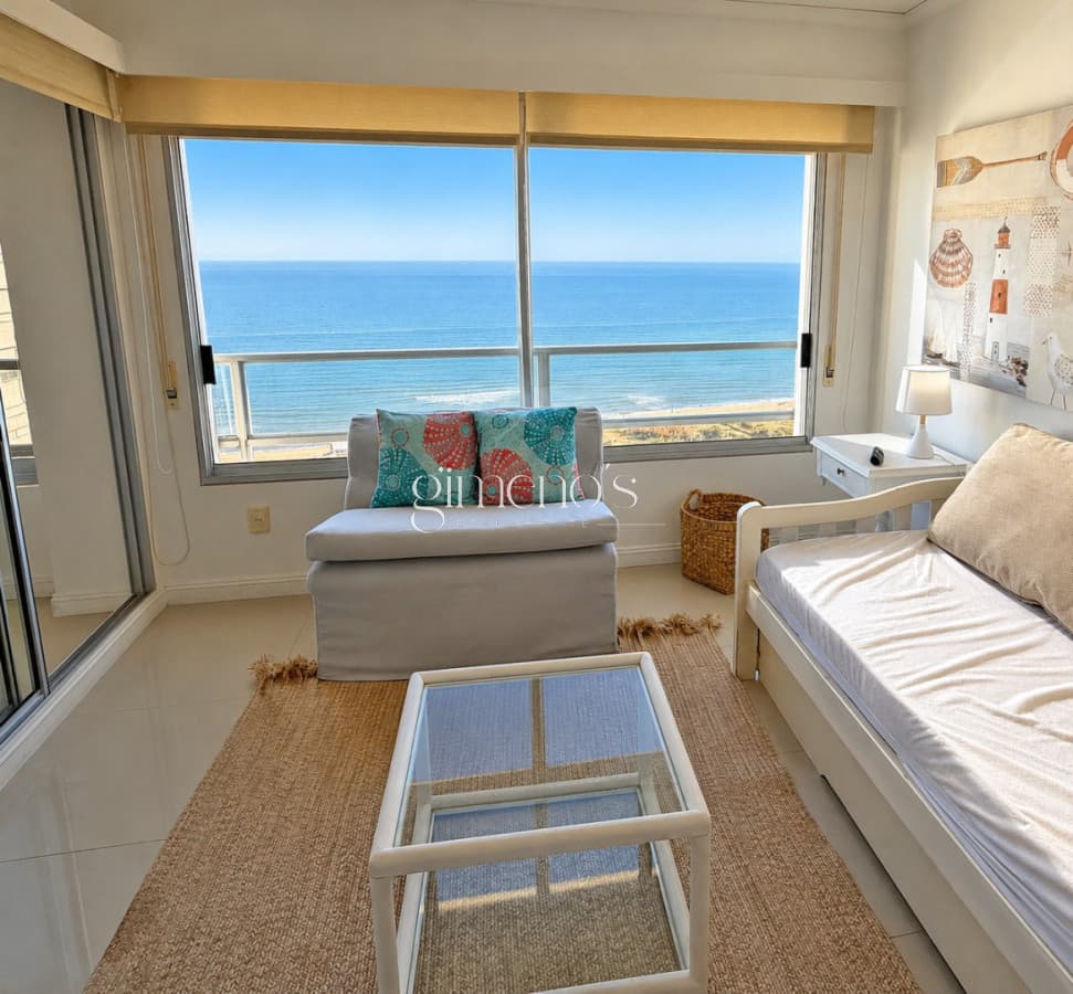 Apartamento en Venta frente al mar, parada 19 Playa Mansa - Punta del Este