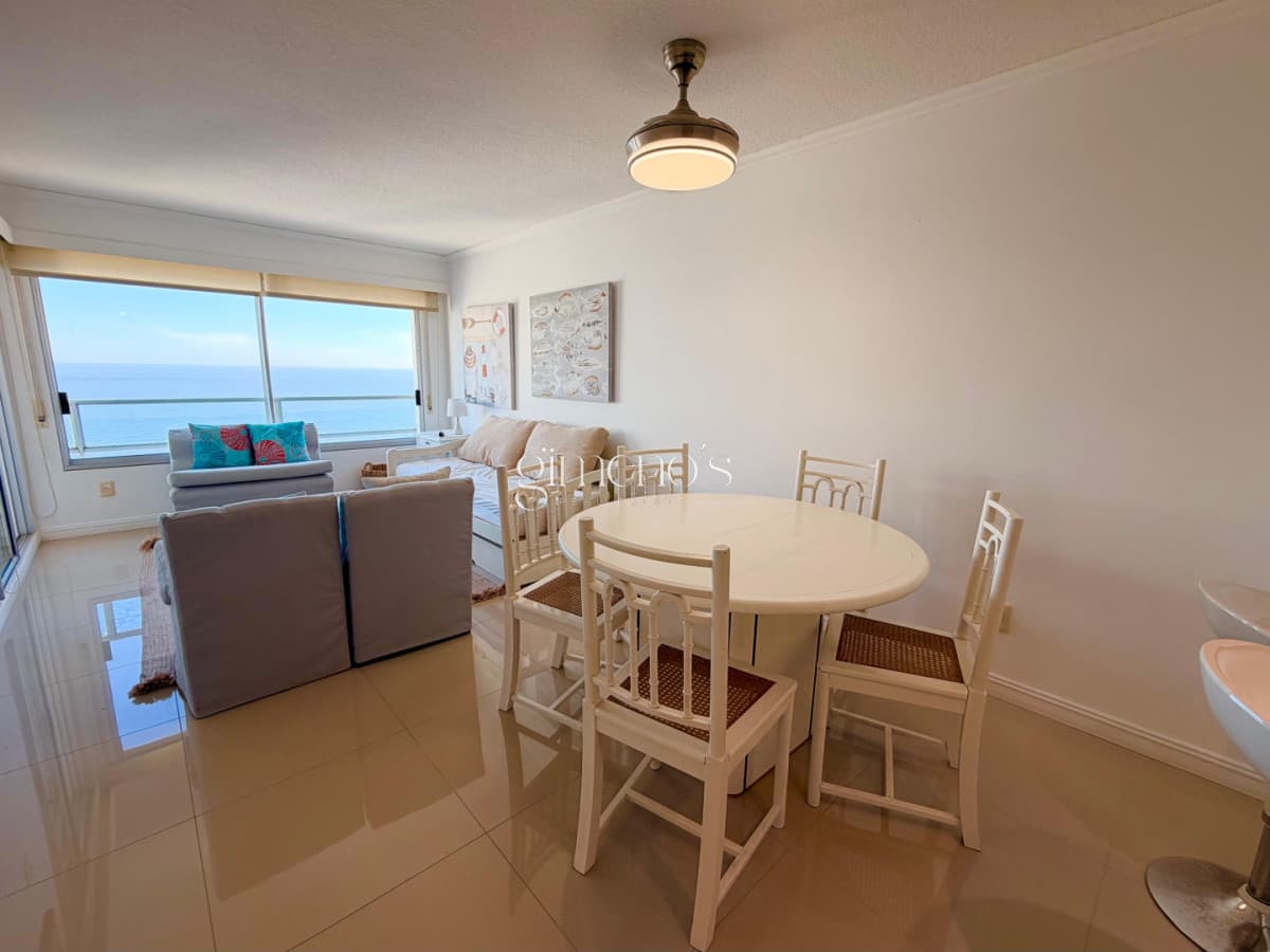 Apartamento en Venta frente al mar, parada 19 Playa Mansa - Punta del Este