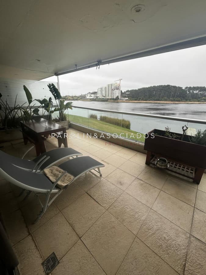 Excelente apartamento con vista a la laguna