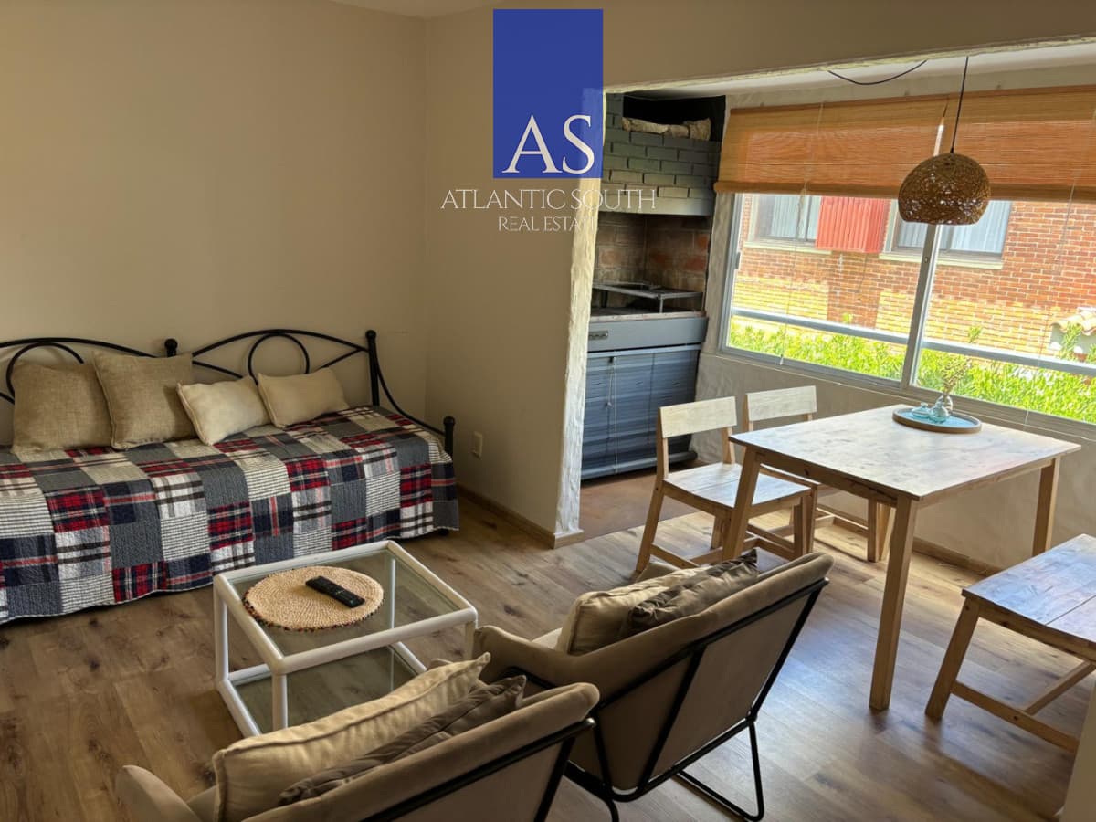 Apartamento 1 dormitorio y medio con parrillero y cochera en Península Punta del Este