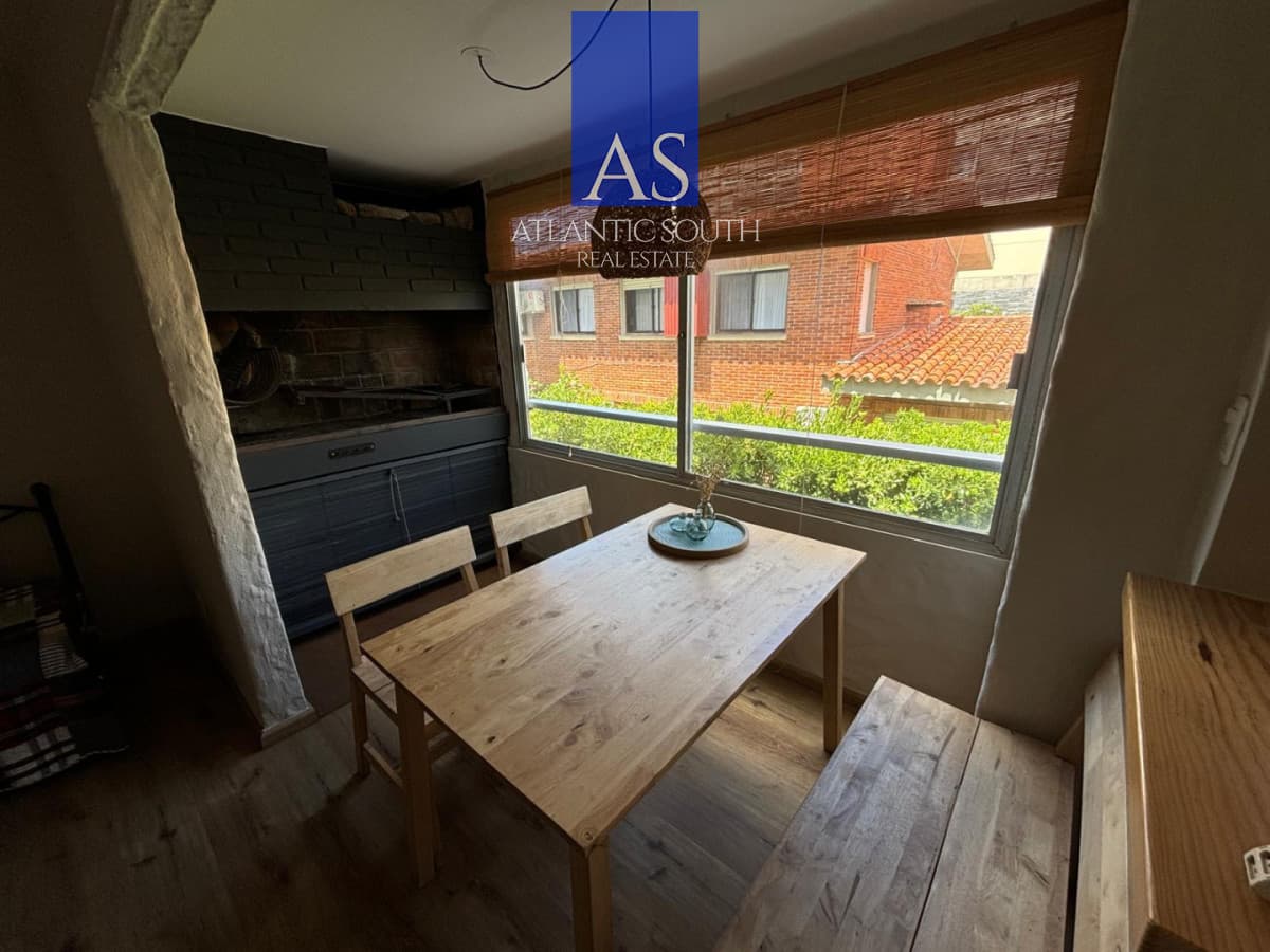 Apartamento 1 dormitorio y medio con parrillero y cochera en Península Punta del Este