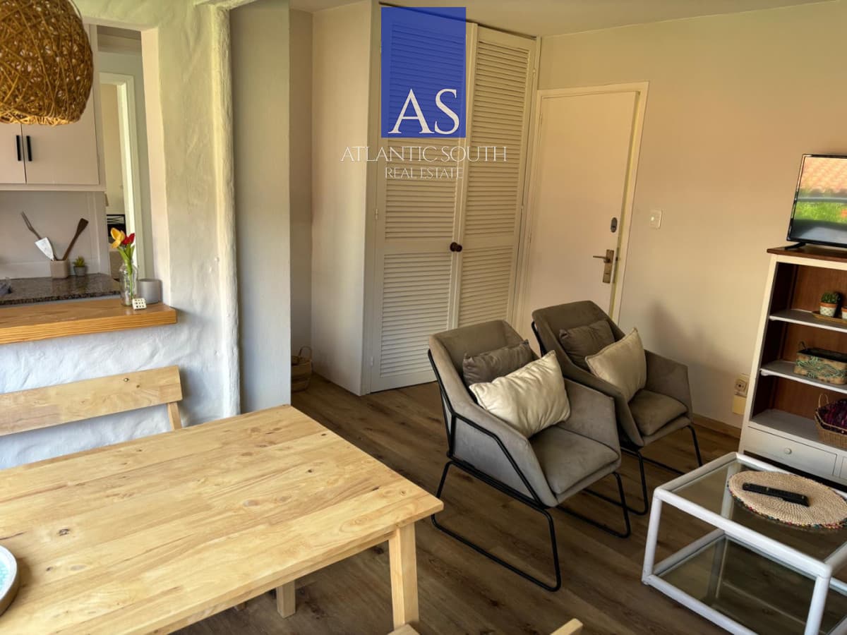 Apartamento 1 dormitorio y medio con parrillero y cochera en Península Punta del Este