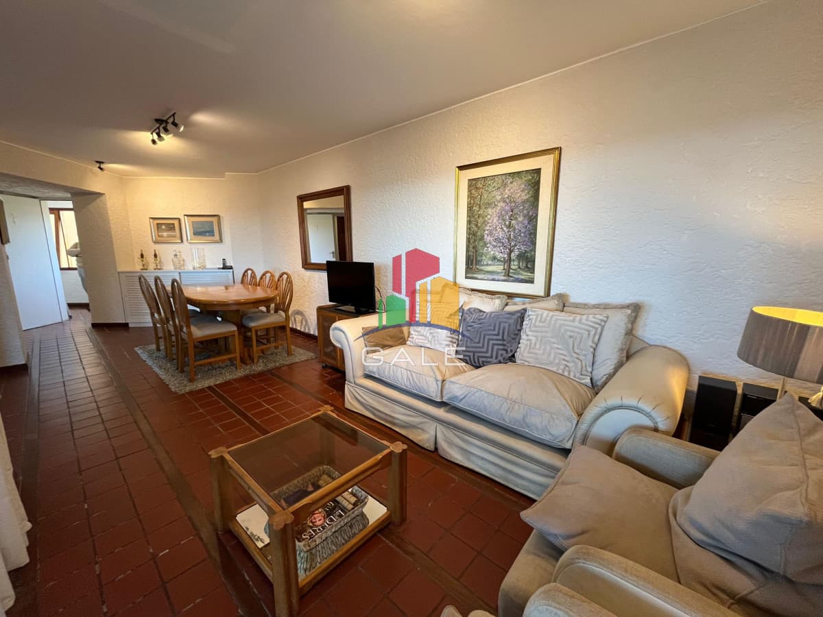 Gale Propiedades & Escribanía Apartamento ID.3701 - Frente al mar con vista, amplio apartamento