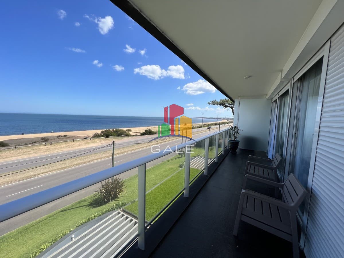 Gale Propiedades & Escribanía Apartamento ID.2146 - Venta y alquiler anual - apartamento 2 dormitorios en primera linea frente al mar Playa Mansa Punta del Este