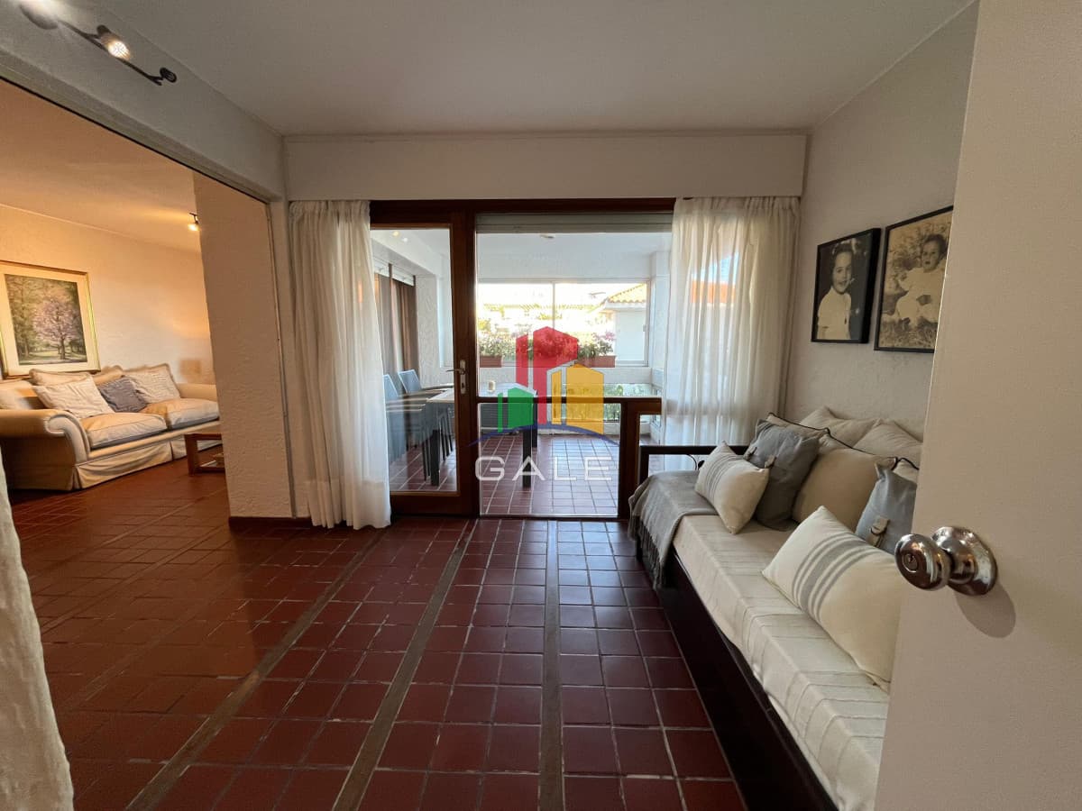 Gale Propiedades & Escribanía Apartamento ID.3701 - Frente al mar con vista, amplio apartamento