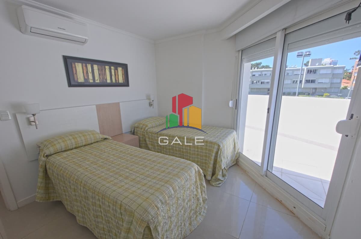 Gale Propiedades & Escribanía Apartamento ID.4744 - Apartamento en venta 3 dormitorios con parrillero Playa Mansa