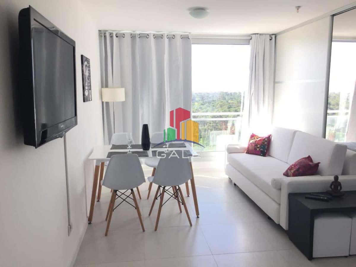 Gale Propiedades & Escribanía Apartamento ID.3101 - Amplio monoambiente, con garaje y cochera en Punta del Este