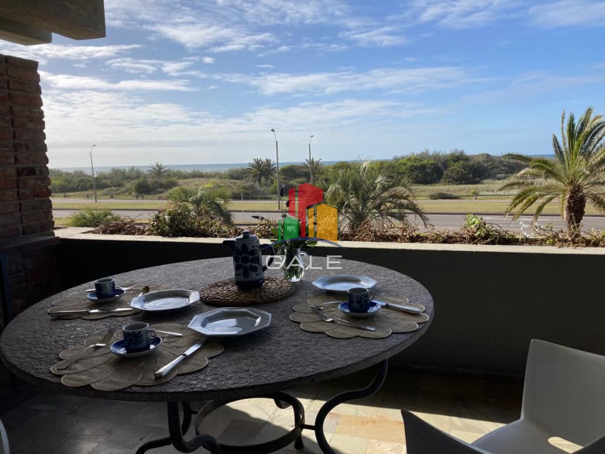Gale Propiedades & Escribanía Apartamento ID.3132 - Apartamento en venta Primera linea de playa Brava de 3 dormitorios- Punta del Este