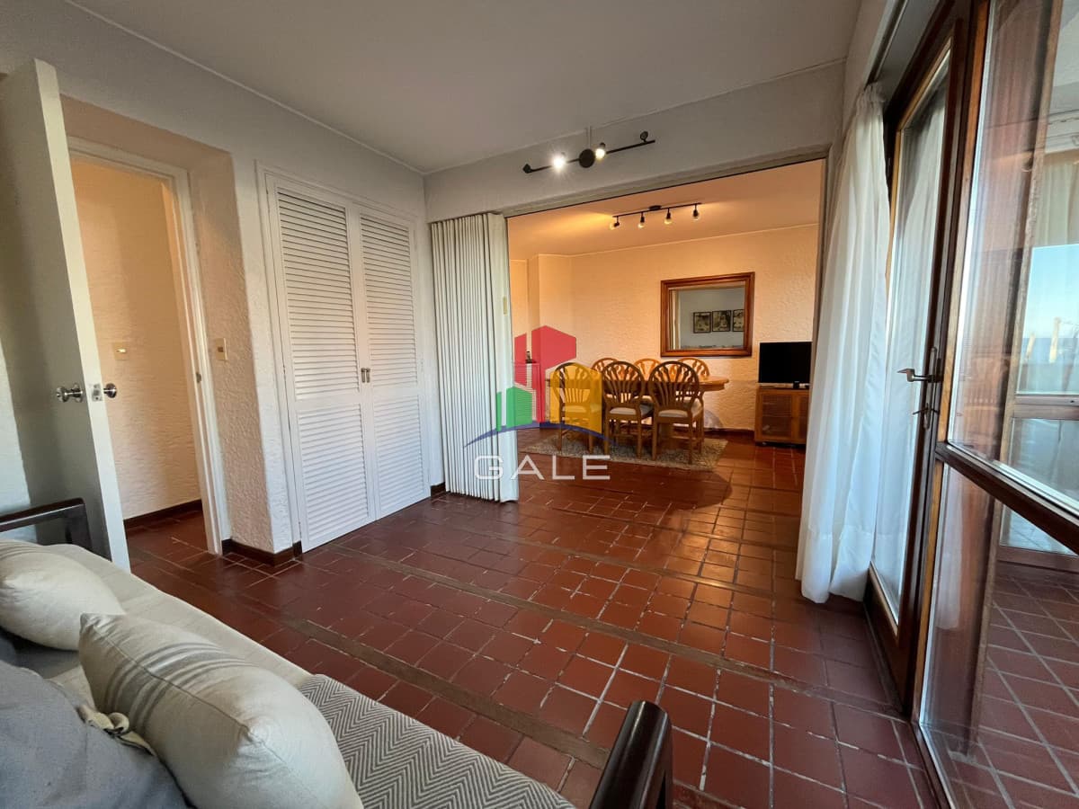 Gale Propiedades & Escribanía Apartamento ID.3701 - Frente al mar con vista, amplio apartamento