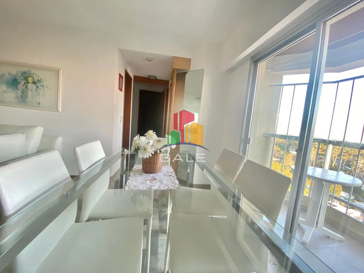 Apartamento cómodo, amplio y luminoso, muy bien ubicado, cerca del shopping.  -
