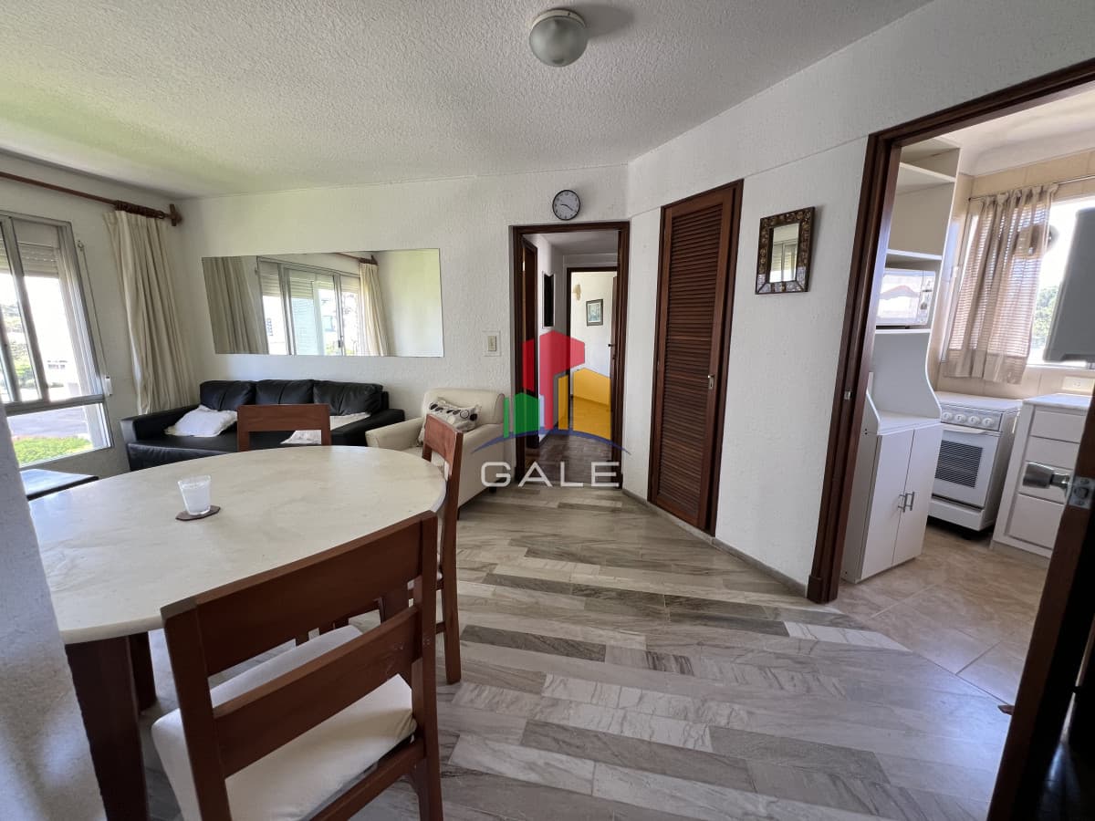Gale Propiedades & Escribanía Apartamento ID.2946 - Se vende apartamento en primera linea de Playa Mansa.