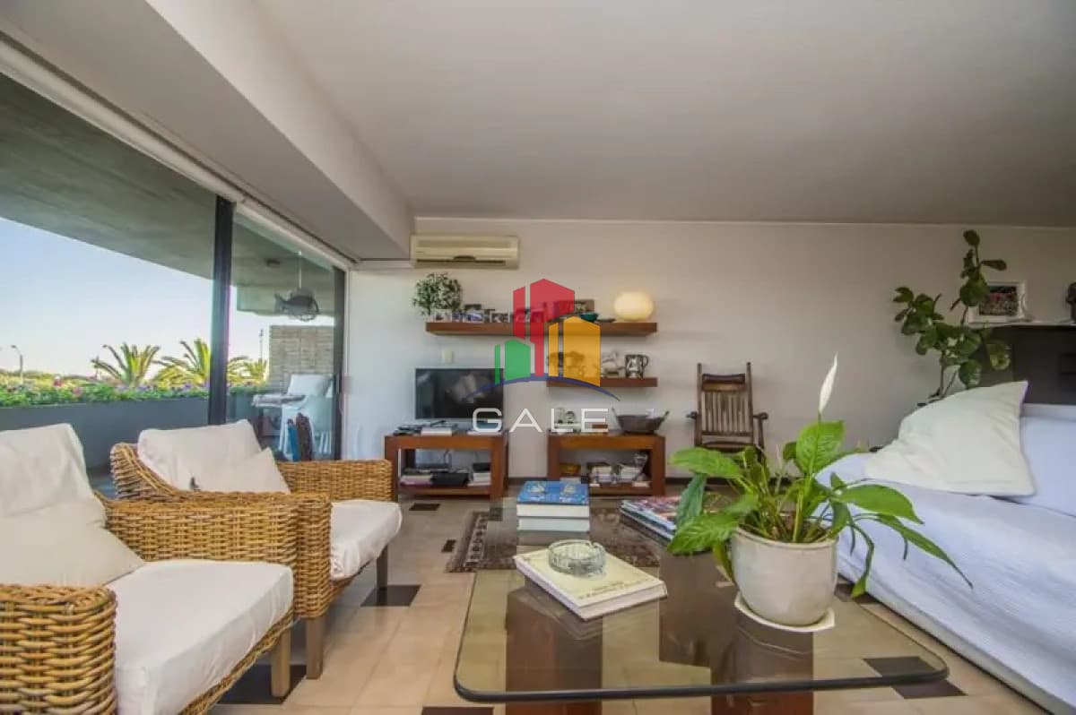 Gale Propiedades & Escribanía Apartamento ID.3132 - Apartamento en venta Primera linea de playa Brava de 3 dormitorios- Punta del Este
