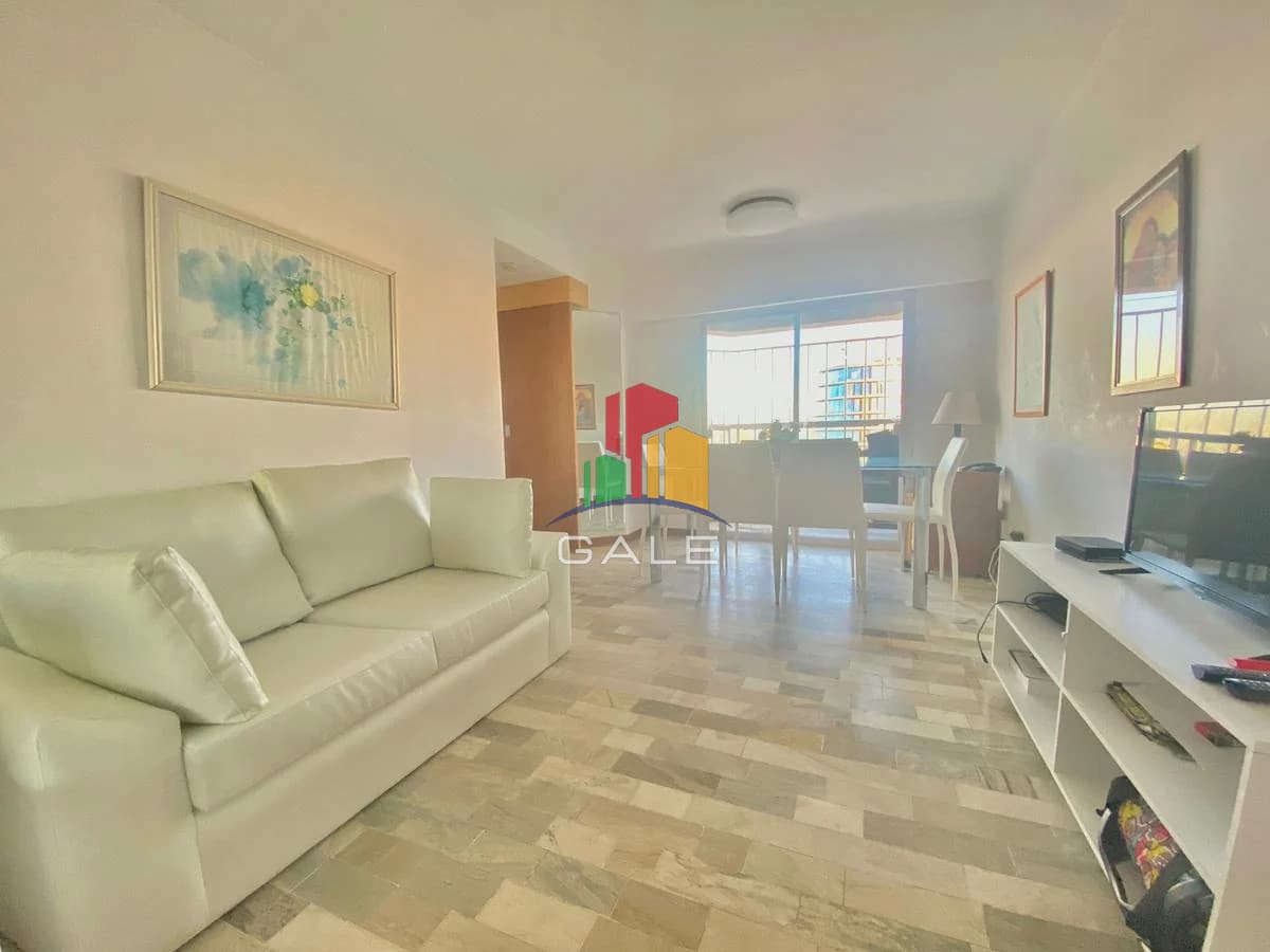 Apartamento cómodo, amplio y luminoso, muy bien ubicado, cerca del shopping.  -