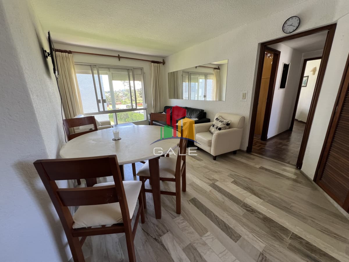 Gale Propiedades & Escribanía Apartamento ID.2946 - Se vende apartamento en primera linea de Playa Mansa.