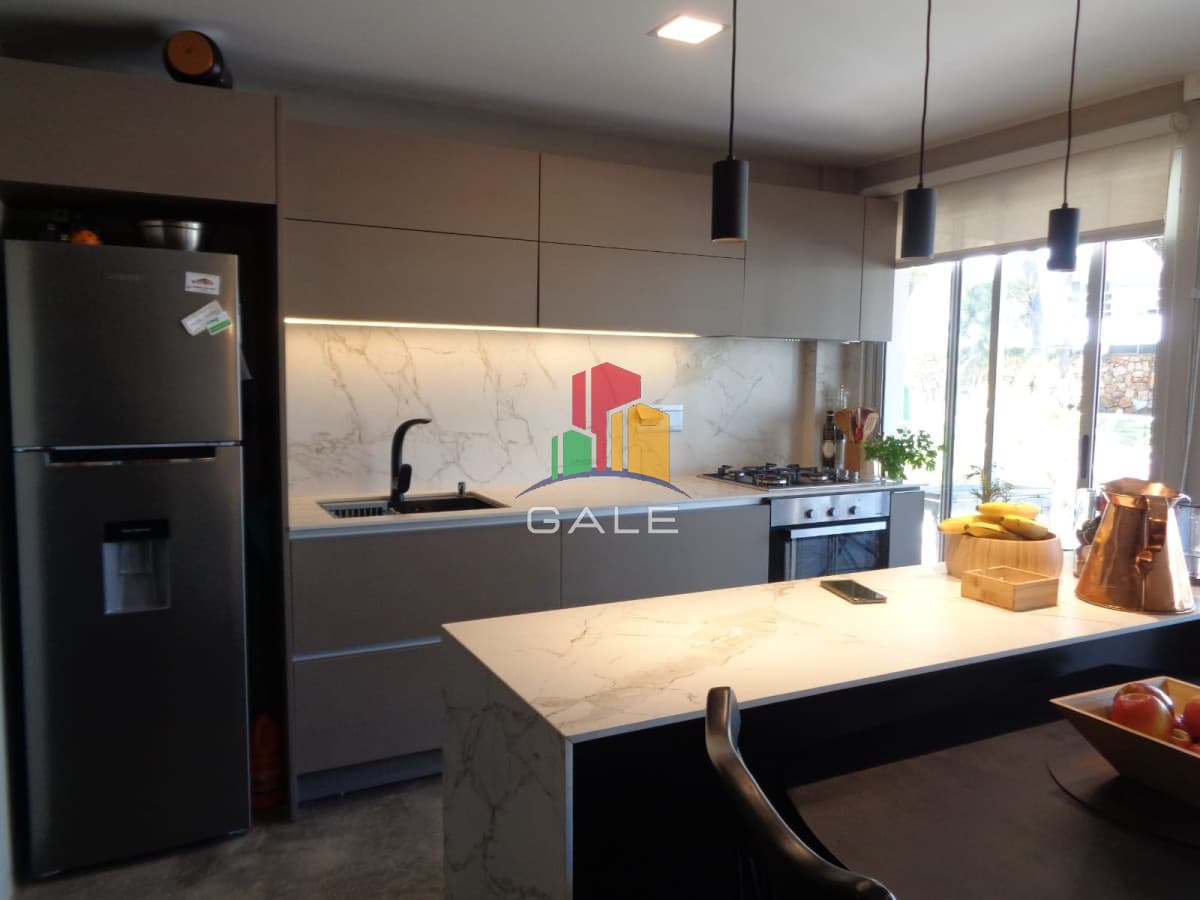 Gale Propiedades & Escribanía Apartamento ID.2419 - Hermoso Y Amplio Apartamento en Punta Del Este