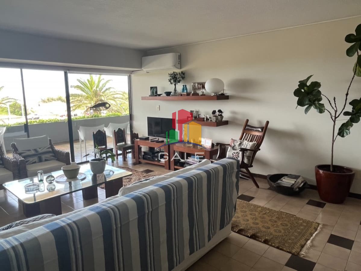 Gale Propiedades & Escribanía Apartamento ID.3132 - Apartamento en venta Primera linea de playa Brava de 3 dormitorios- Punta del Este