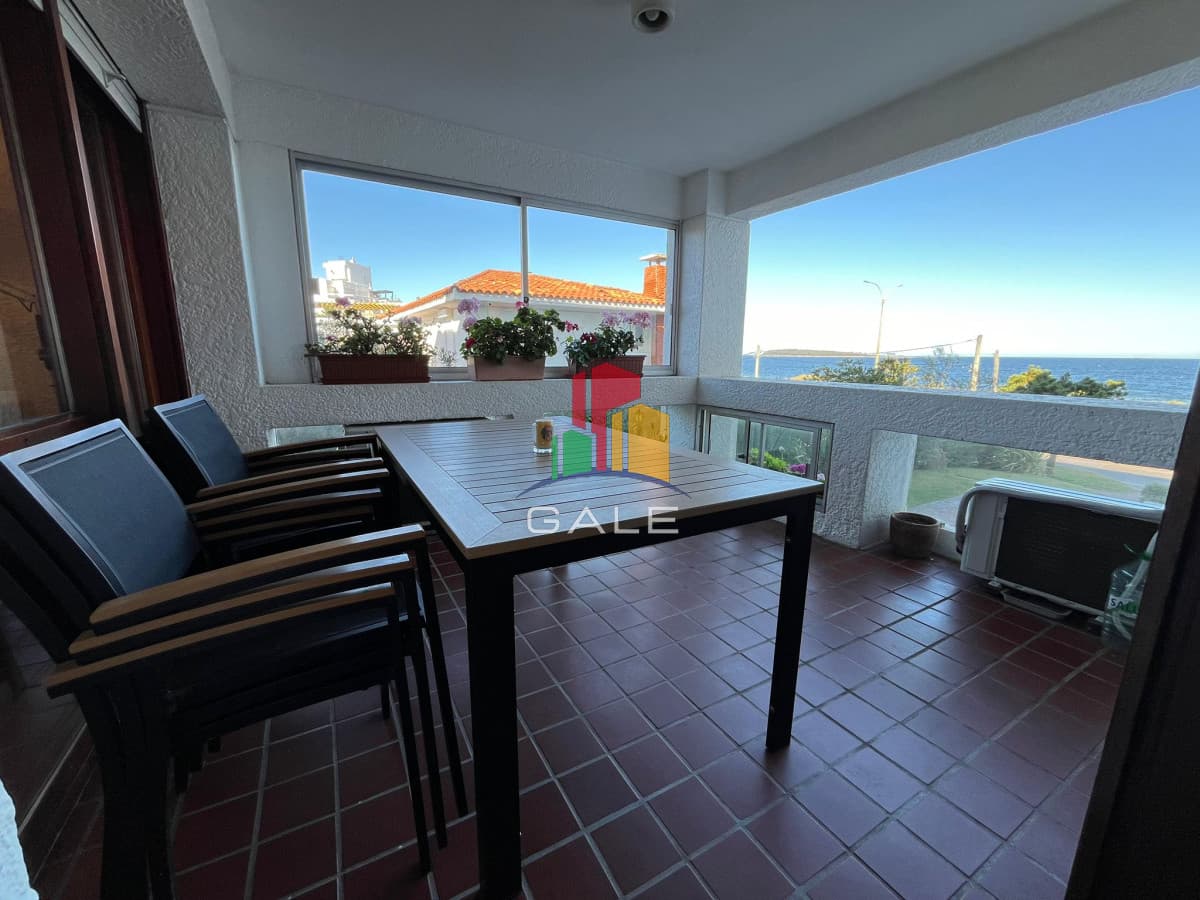 Gale Propiedades & Escribanía Apartamento ID.3701 - Frente al mar con vista, amplio apartamento