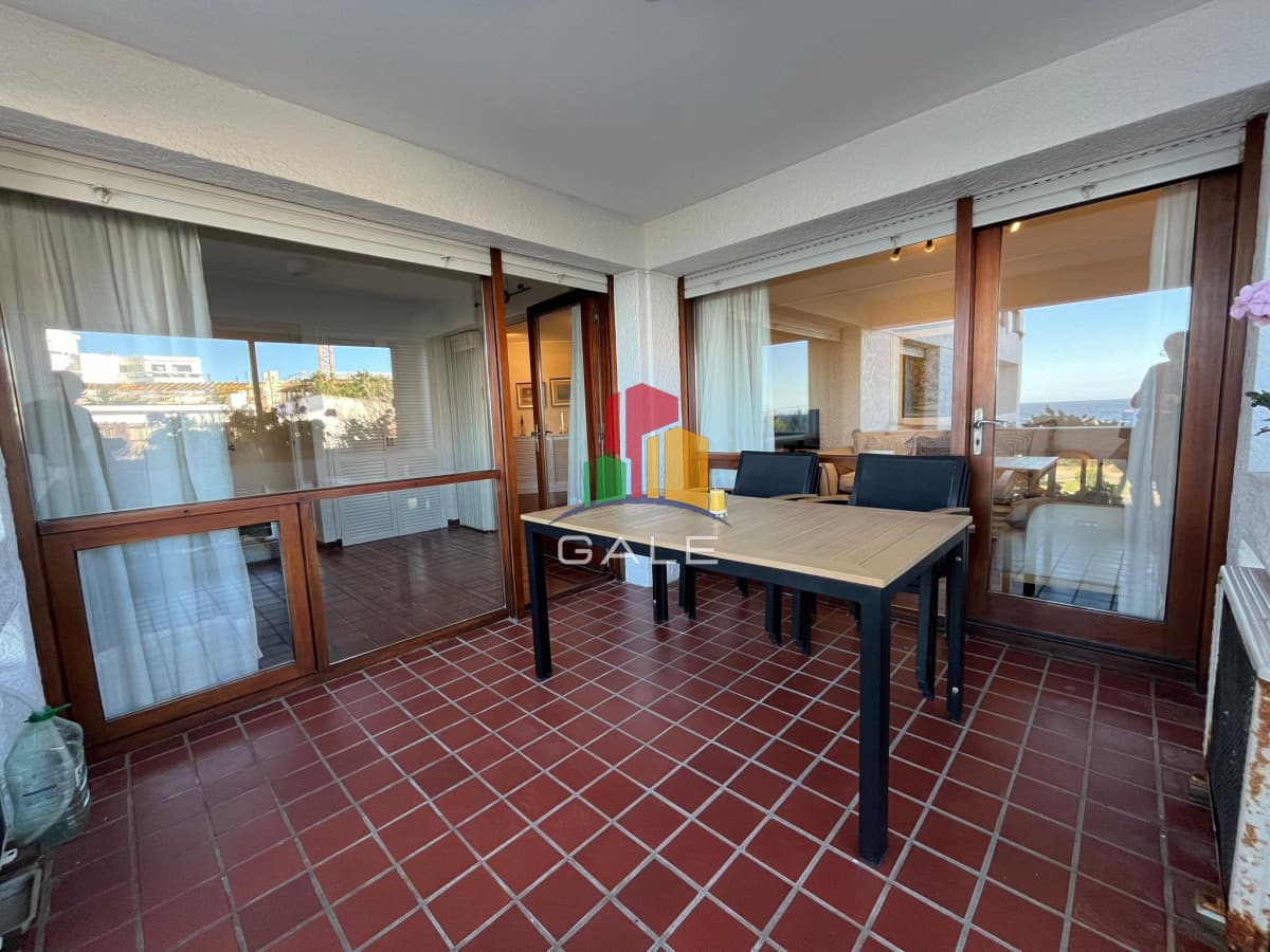Gale Propiedades & Escribanía Apartamento ID.3701 - Frente al mar con vista, amplio apartamento