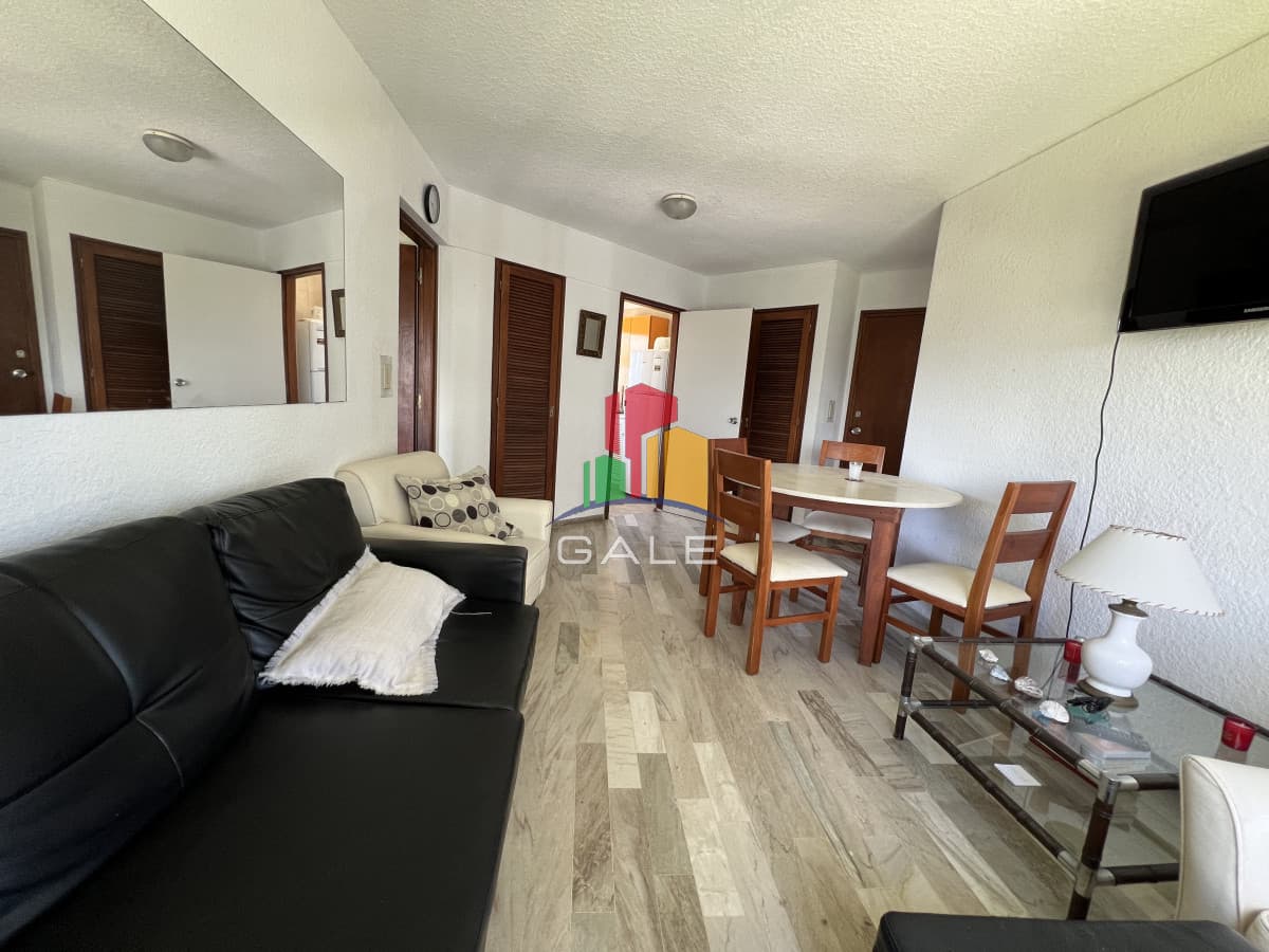 Gale Propiedades & Escribanía Apartamento ID.2946 - Se vende apartamento en primera linea de Playa Mansa.