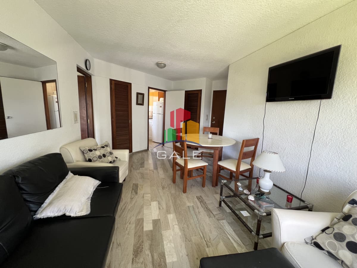 Gale Propiedades & Escribanía Apartamento ID.2946 - Se vende apartamento en primera linea de Playa Mansa.
