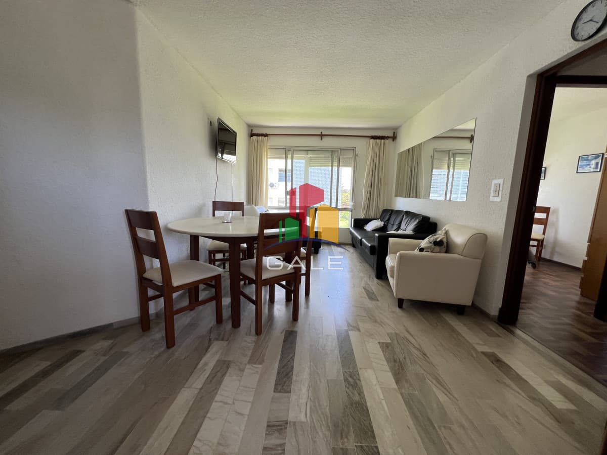 Gale Propiedades & Escribanía Apartamento ID.2946 - Se vende apartamento en primera linea de Playa Mansa.