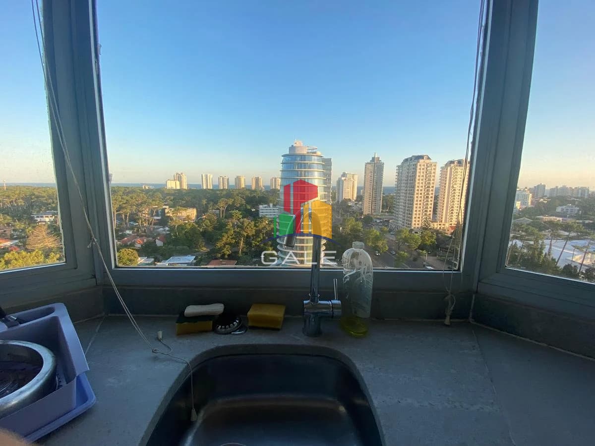 Apartamento cómodo, amplio y luminoso, muy bien ubicado, cerca del shopping.  -