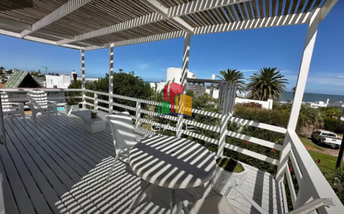 Hermosa casa a pasos del mar   -