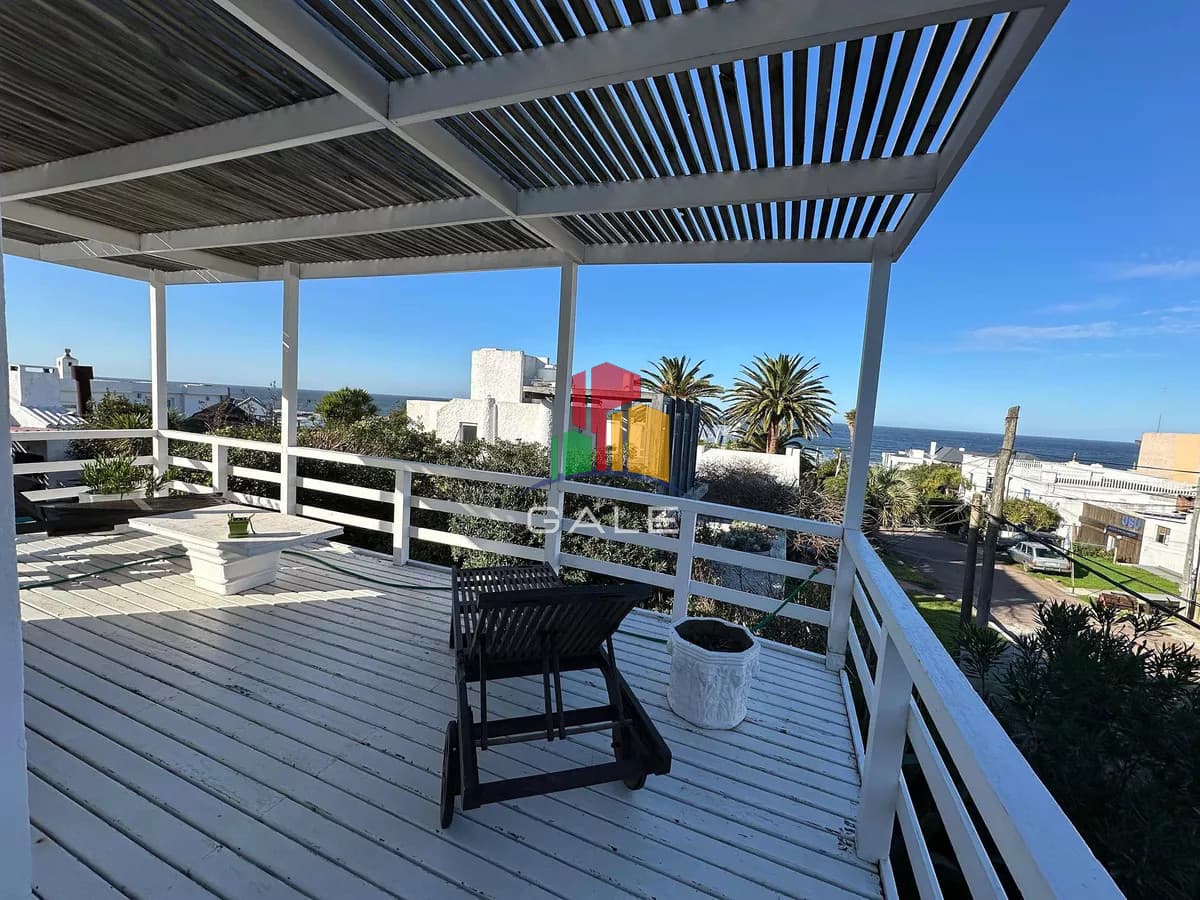 Hermosa casa a pasos del mar   -