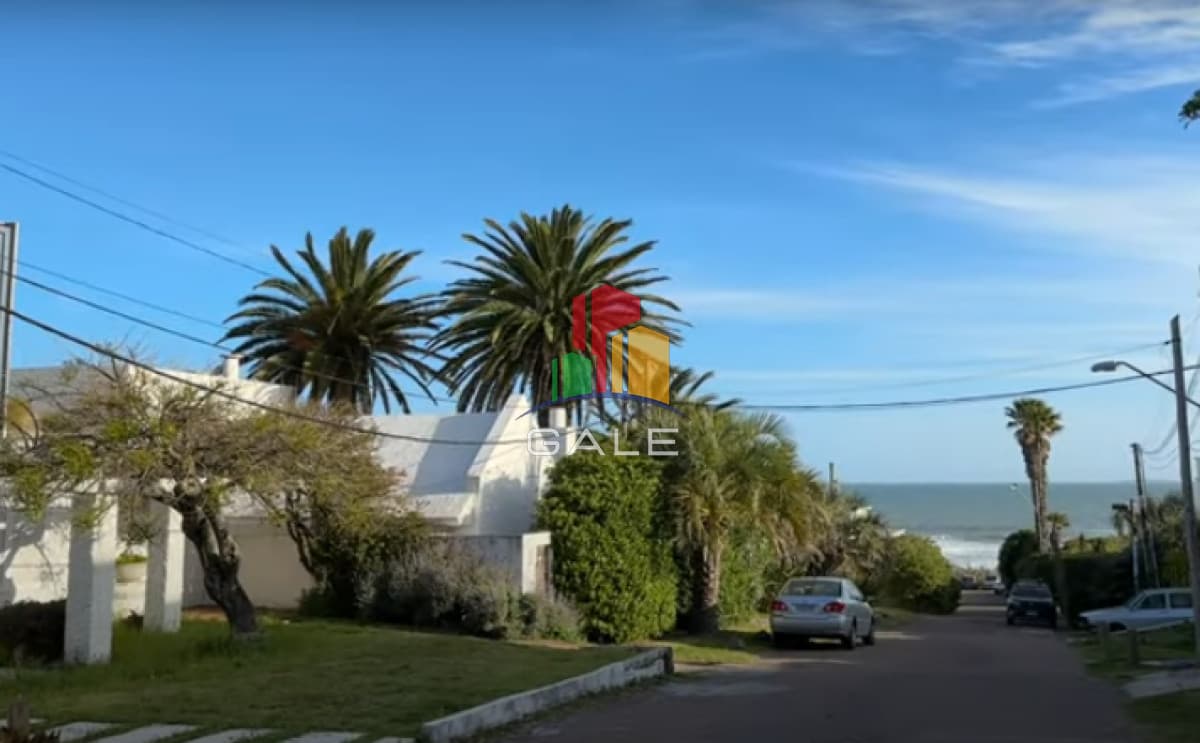 Hermosa casa a pasos del mar   -