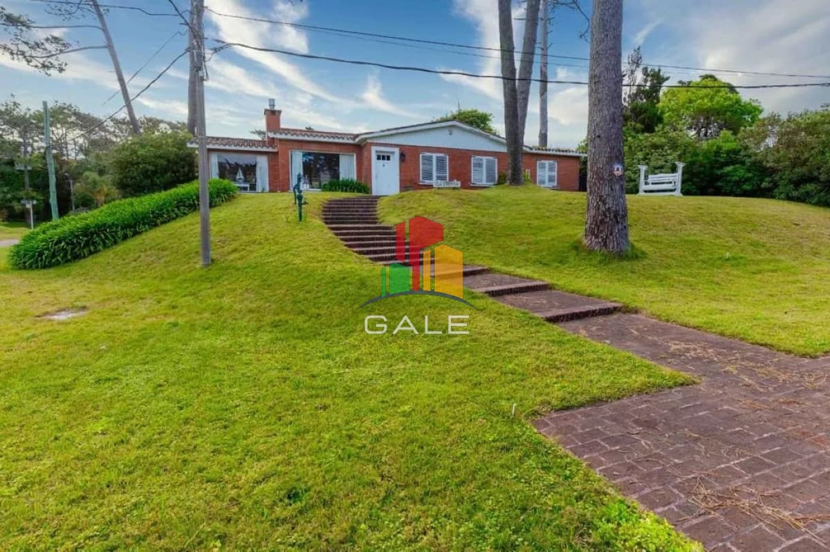 Hermosa casa en Alquiler anual en San Fernando con vista parcial del mar  -